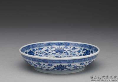 图片[2]-Dish with Indian lotus scrolls in underglaze blue, Qing dynasty, Qianlong reign (1736-1795)-China Archive